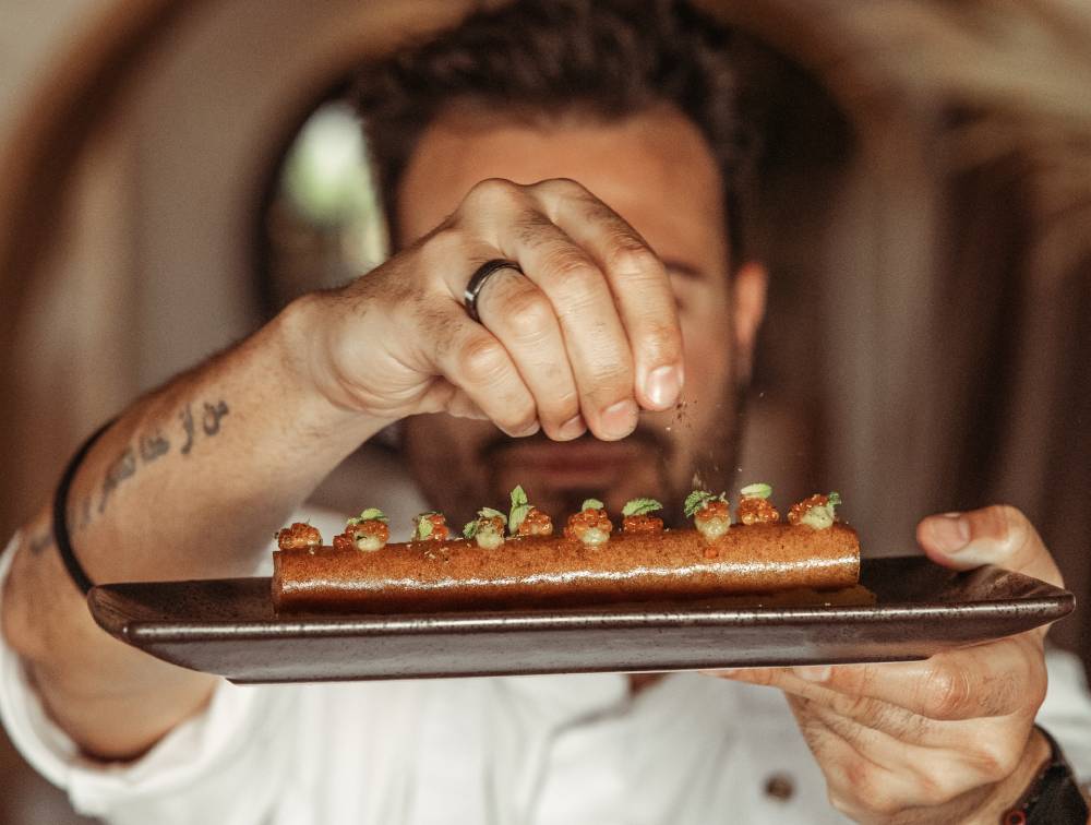 El chef Pablo Montoro emplatando un plato del restaurante de Alicante Puntapiedra.