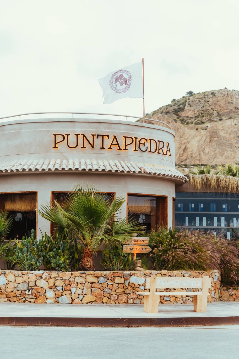 Fachada del restaurante en Alicante Puntapiedra Coast Club & Restaurant