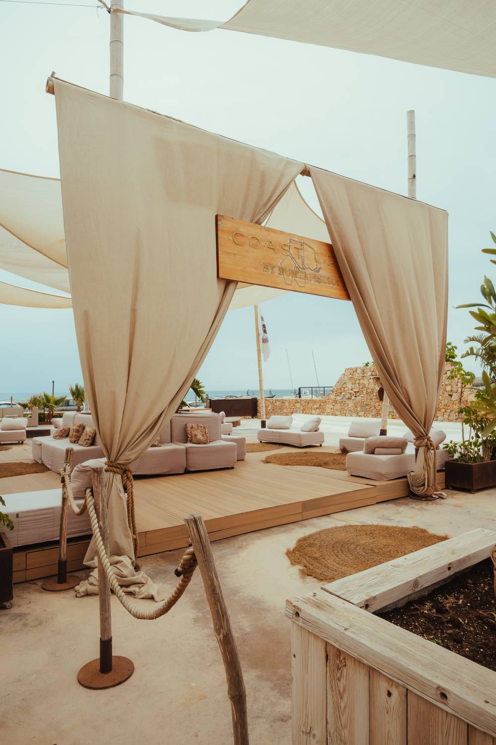 Zona del Coast Club de Puntapiedra - zona exterior de la terraza del restaurante frente al mar Alicante