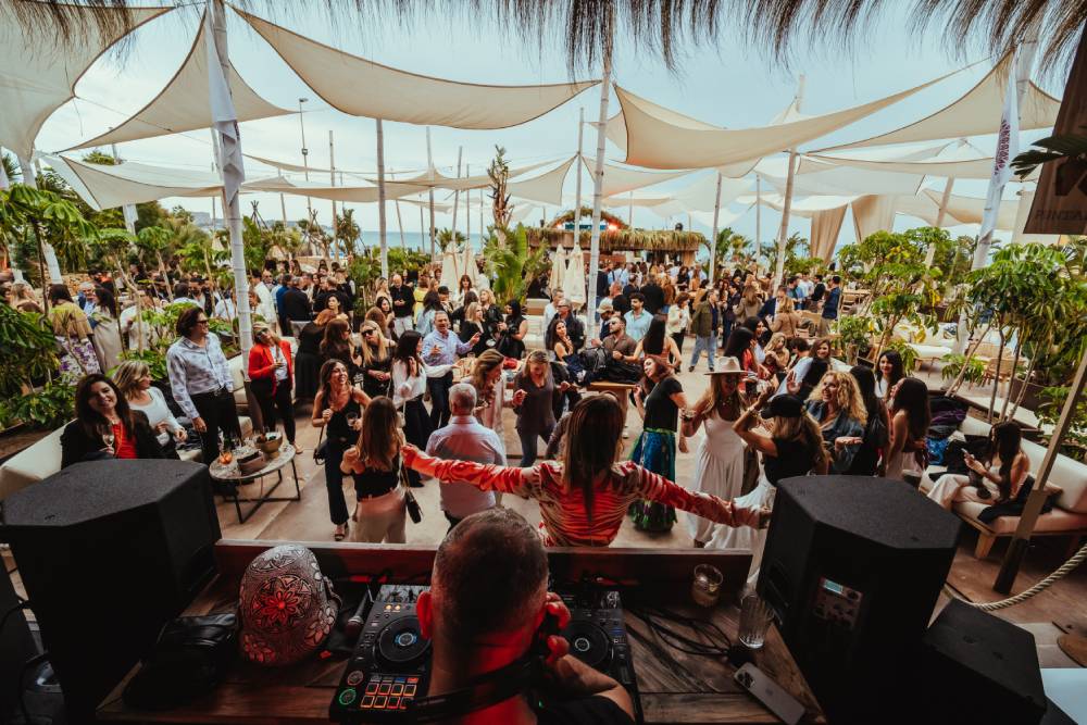Fiesta del evento en Alicante Beso en Puntapiedra