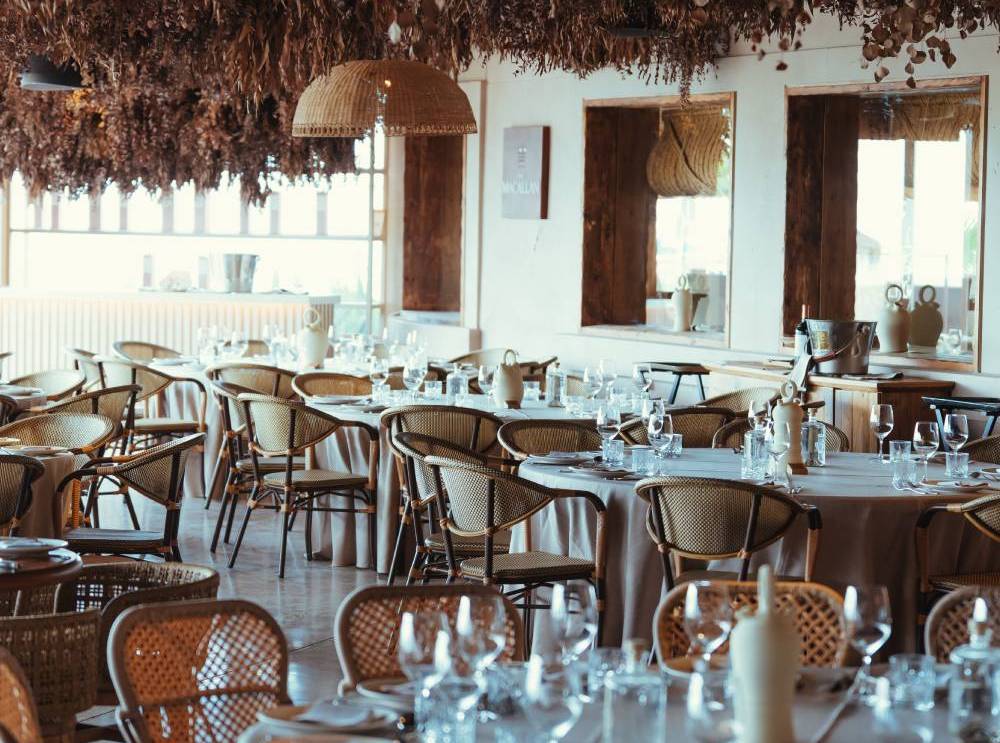 interior del restaurante de alicante frente al mar Puntapiedra